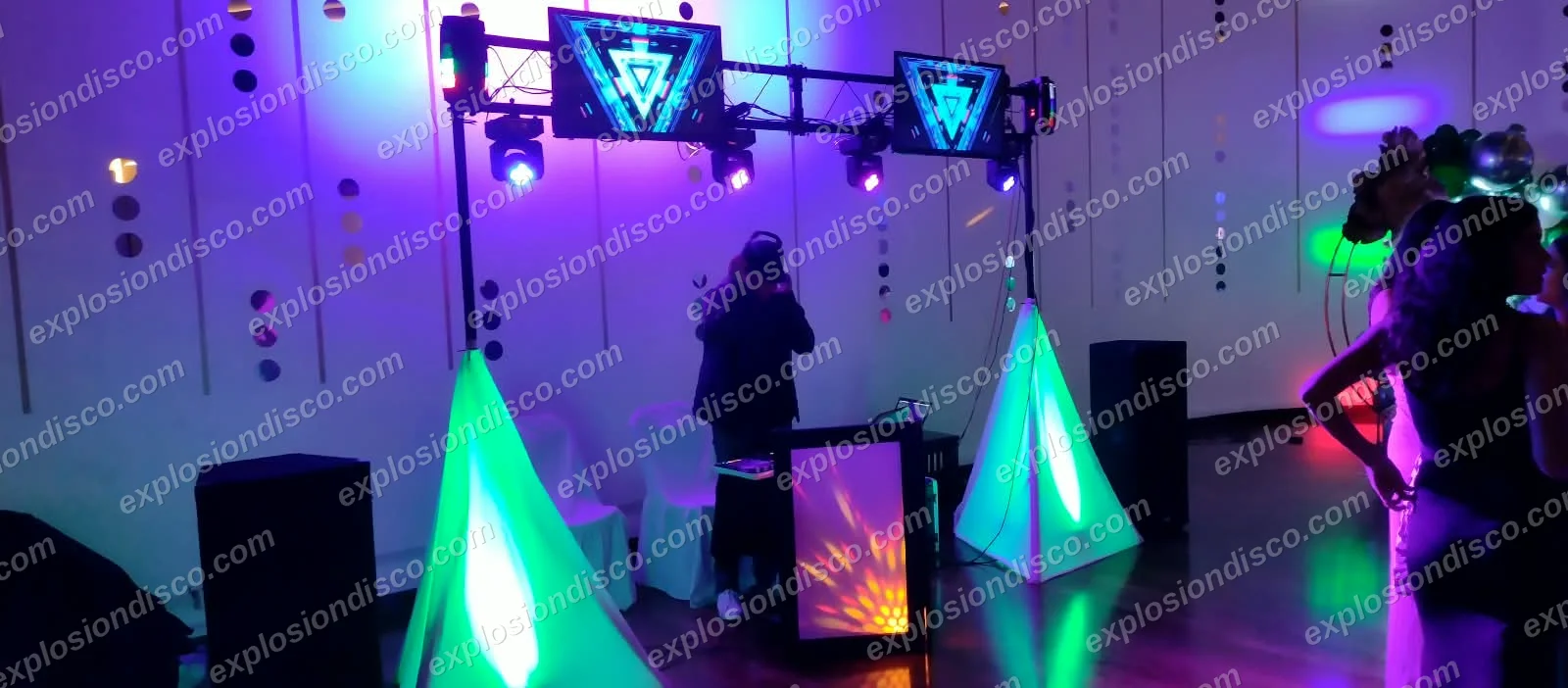Montaje de discoteca móvil en Guatemala con estructura, dos pantallas, cabezas móviles, bocinas y cabina de DJ en un salón