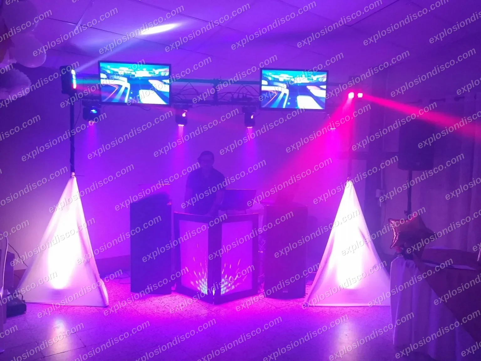 Montaje de discoteca móvil en Guatemala con dos pantallas, cabina de DJ, luces móviles y bocinas